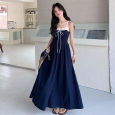 批发别致显身材赫本风大摆型吊带长裙新款高级感发誓连衣裙女