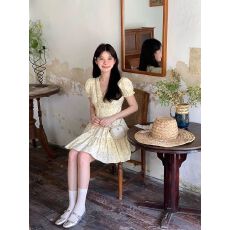 批发法式v领泡泡袖碎花<b class='q'>连衣裙</b>子女收腰气质小个子温柔风甜美短裙夏季