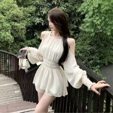 批发设计感露肩泡泡袖收腰中长<b class='q'>雪纺衫</b>套装女高腰短裤两件套