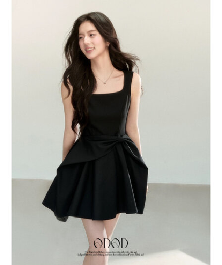 qdqd 천 골드 센스 허리 수축 나비 매듭 디자인 센스 드레스 여름 새로운 허리 수축 슬림해 보이는 검정색 멜빵 스커트