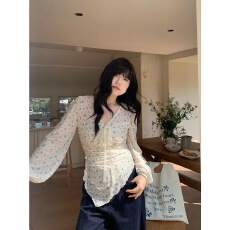 批发米米子“春日开场白”蓝色小碎花蕾丝系带不规则下摆上衣