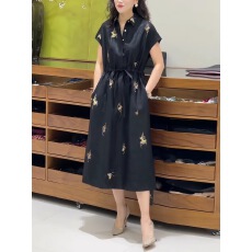 批发黑色翻领短袖<b class='q'>连衣裙</b>女2026夏季新款收腰显瘦高端刺绣通勤大码裙子