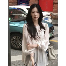 批发法式花边褶皱纹理感衬衫女V型<b class='q'>蕾丝</b>领泡泡灯笼<b class='q'>长袖</b>A字<b class='q'>上衣</b>