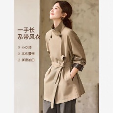 批发网图气质<b class='q'>一手</b>长外套2025秋季立领插肩袖袖口撞色格纹系带风衣