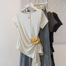 批发档口实拍26新款大码<b class='q'>夏</b>季显瘦百褶收腰斜下摆正肩短袖套头上衣T恤