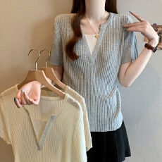 批发档口实拍2026夏新款大码假两件烫钻V领短袖t恤修身设计感正肩上衣