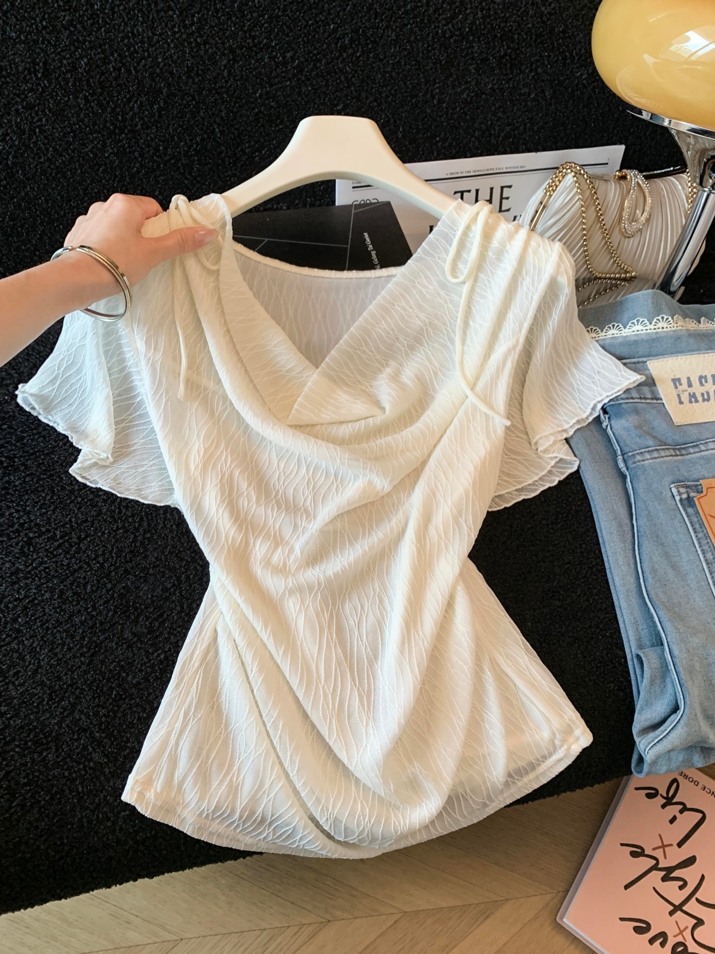 실사 부드러운 바람 질감 센스 흔들다 칼라 디자인 센스 작은 대중 여성 여름 Chic 주름 반팔 얇은 스타일 쉬폰 톱