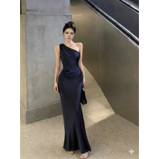 批发实拍实价高级缎面设计感优雅露肩斜肩女<b class='q'>连衣裙</b>礼服裙丝滑长裙