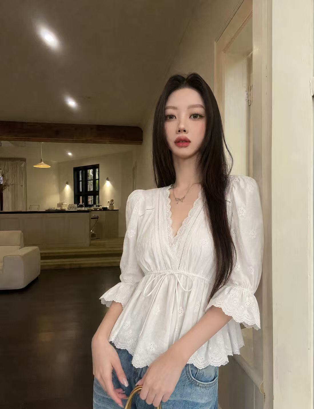실사 정가 화이트 면 소재 자수 레이스 나팔 소매 V넥 맨위 여성 봄 여름 허리 수축 스트랩 중간 소매 셔츠