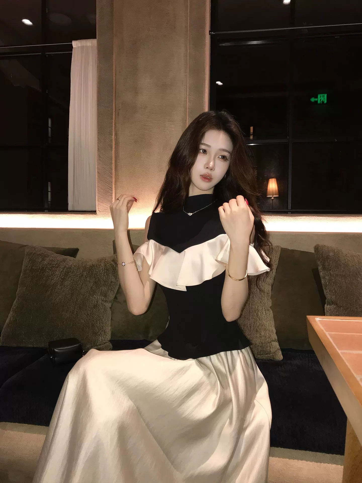 무쯔리 목자이 ~ 중 리 디자인 센스 배색 몸매 가꾸기 오프숄더 니트 패치워크 프릴 맨위 새틴 반신 치마 세트