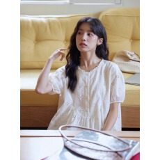 批发杏色绣花镂空泡泡袖衬衫女夏法式木耳边<b class='q'>全棉</b>圆领娃娃衫上衣