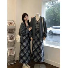 批发<b class='q'>大码</b><b class='q'>女装</b>胖妹妹mm韩系冬季显瘦慵懒感v领条纹毛衣毛呢格半裙套装