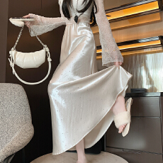 批发实拍2026春夏新款烫钻吸睛缎面<b class='q'>半身裙</b>长裙女生韩版