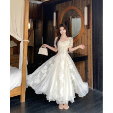 批发实拍 白茶与风纯欲白月光气质刺绣花朵收腰连衣裙度假风长裙女