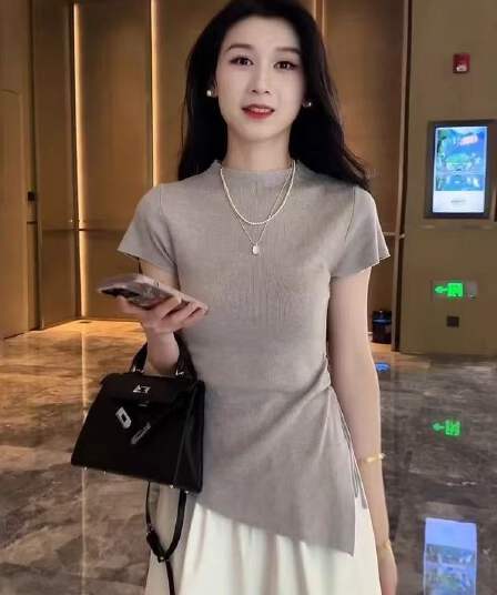 허리 수축 디자인 센스 얼음 실크 털 니트 스웨터 여성용 짧은 소매 2026 여름 새로운 슬림해 보이는 뒤로 비즈 박기 홀로우 아웃 맨위