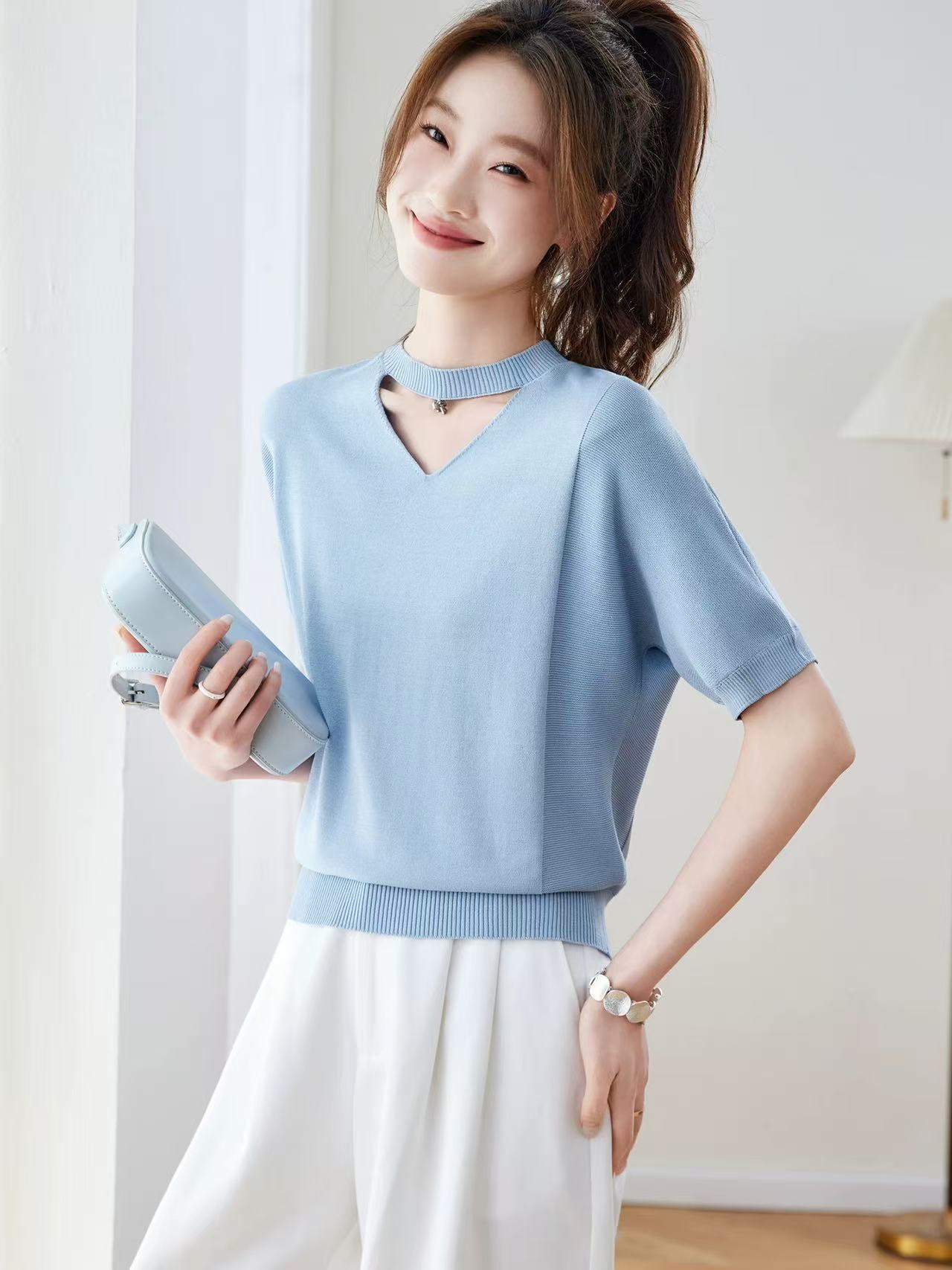 디자인 센스 홀로우 아웃 화이트 얼음 실크 반팔 티셔츠 여성 의류 2026 여름 새로운 얇은 스타일 니트 스웨터 쇼트 스타일 맨위