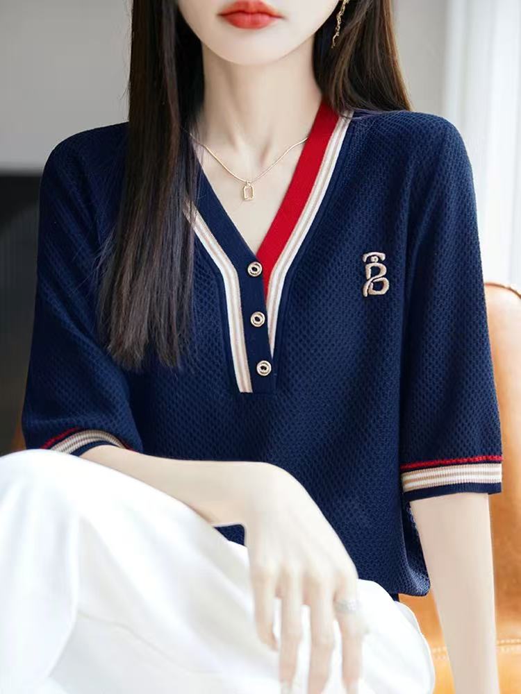 V넥 배색 반팔 티셔츠 여성 여름 2026 새로운 기본 셔츠 외국 가스 빅 사이즈 여성 의류 얼음 실크 니트 맨위