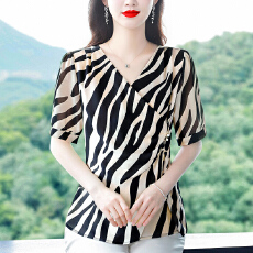 批发中年妇女夏季时尚条纹上衣2025新款妈妈夏款短袖雪纺V领<b class='q'>小衫</b>