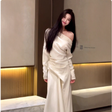 批发巨好看的早秋一整套女法式气质一字肩<b class='q'>长袖</b>上衣高腰半身<b class='q'>裙</b>两件套装