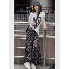 批发白色爱心图案<b class='q'>短袖</b>上衣清冷松弛感穿搭气质半身裙两件套装