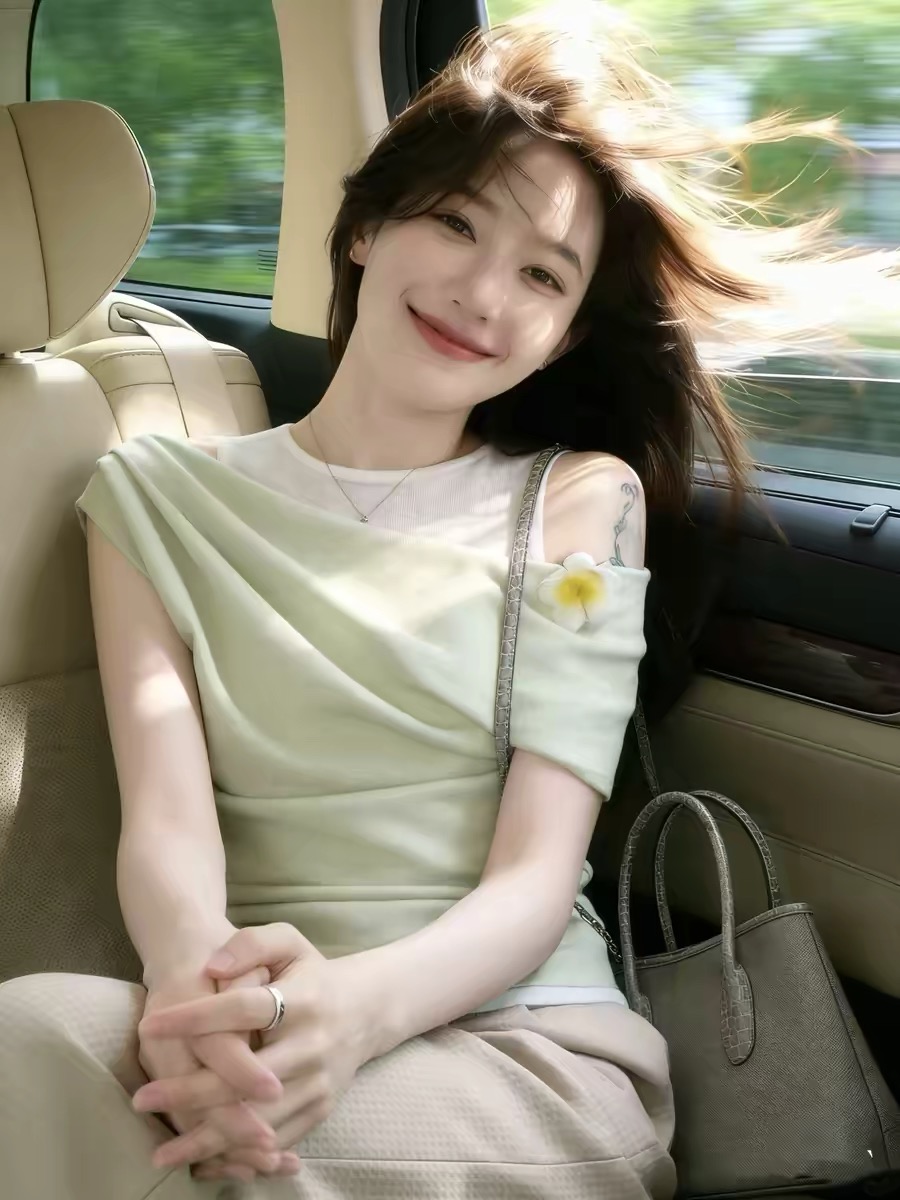 여름 켜기 새로운 프랑스식 캐주얼 품격 부드러운 바람 페이크 레이어드 티셔츠 여성 흔들다 칼라 새는 어깨 허리 수축 몸매 가꾸기 맨위 트렌디