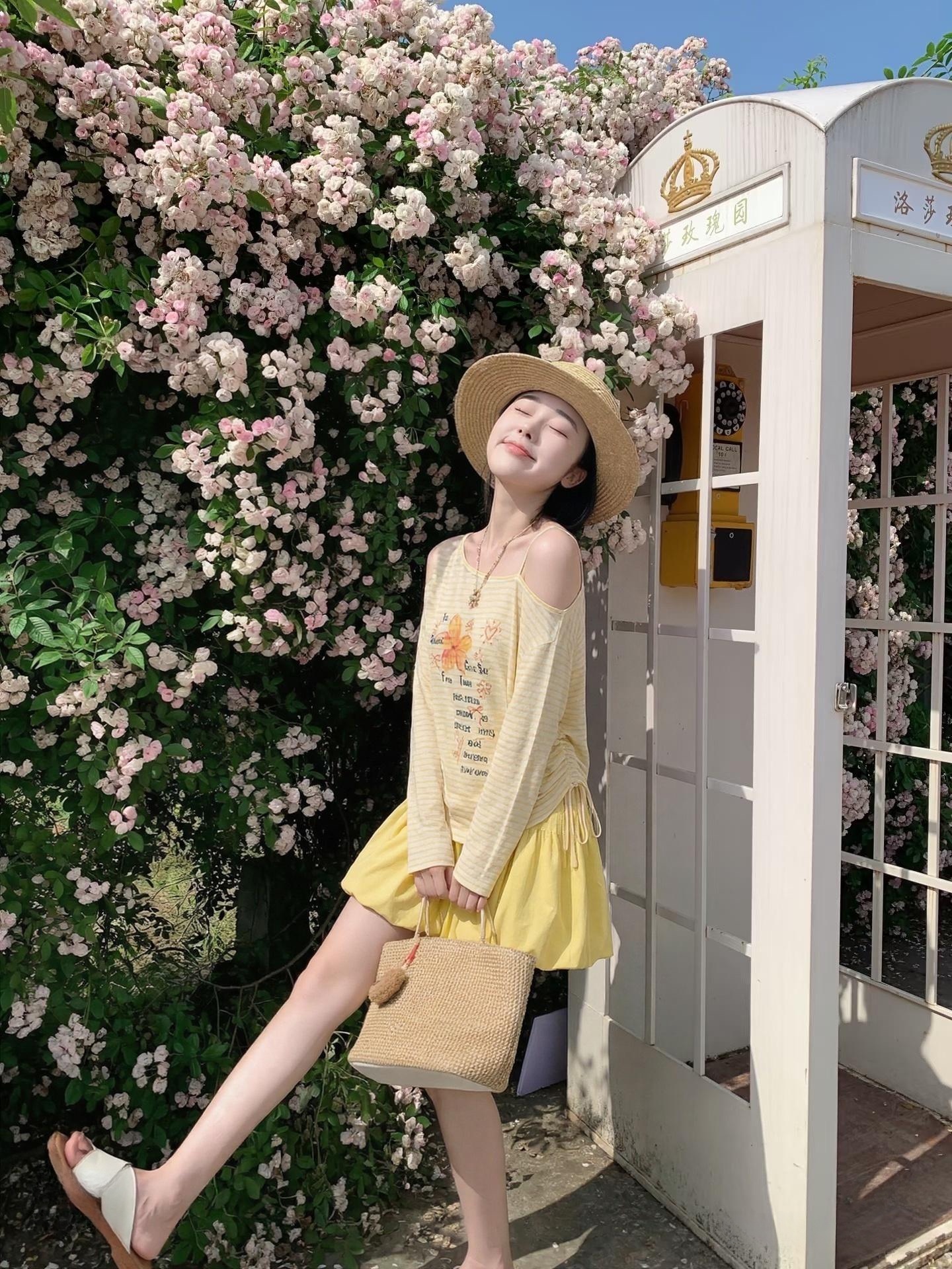 여름 켜기 새로운 한 부서 도파민 황색 스트라이프 티셔츠 여성 긴 소매 비스듬한 어깨 이른 봄 맨위 캐주얼 자외선 차단 블라우스