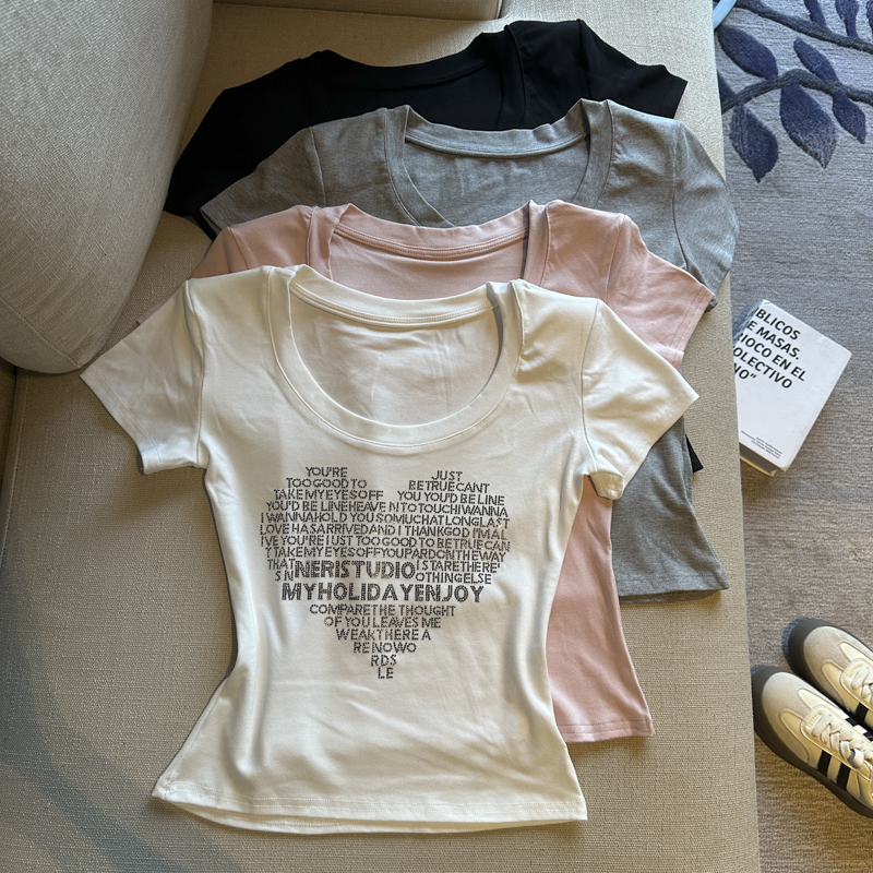 실사 하트 핫픽스 u 칼라 반팔 티셔츠 여성 2026 여름 디자인 센스 작은 키 핫걸 쇼트 스타일 맨위