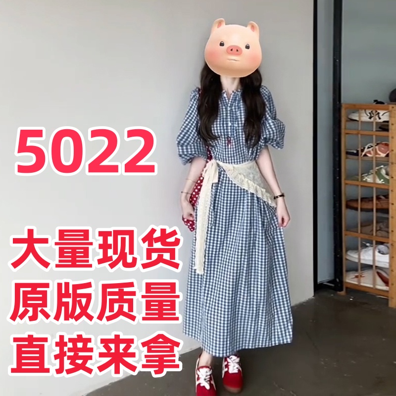2026 여름 새로운 레트로 파란색 체크무늬 여성 드레스 거품 소매 V넥 허리 수축 슬림해 보이는 롱 스커트