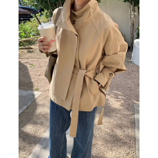 批发<b class='q'>韩国</b>东大门小众设计感不规则后排扣短款风衣外套女