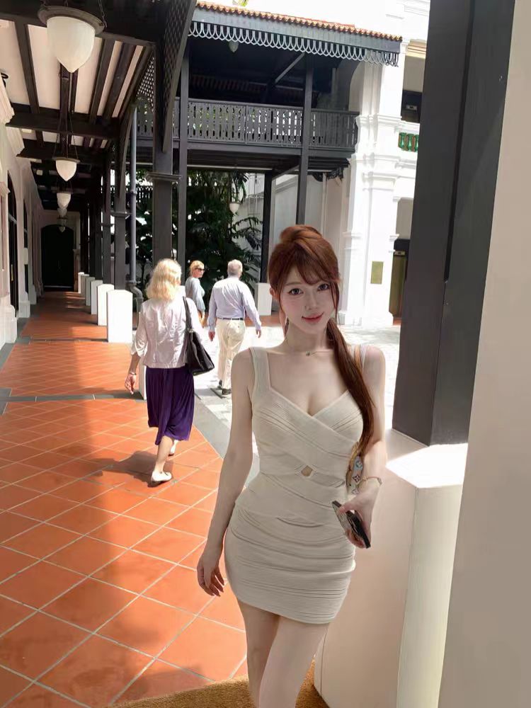 m900 슬립 여성 드레스 2026 여름 새로운 허리 수축 슬림해 보이는 타이트 스커트 홀로우 아웃 디자인 센스 몸매 가꾸기 쇼트 스타일 치마