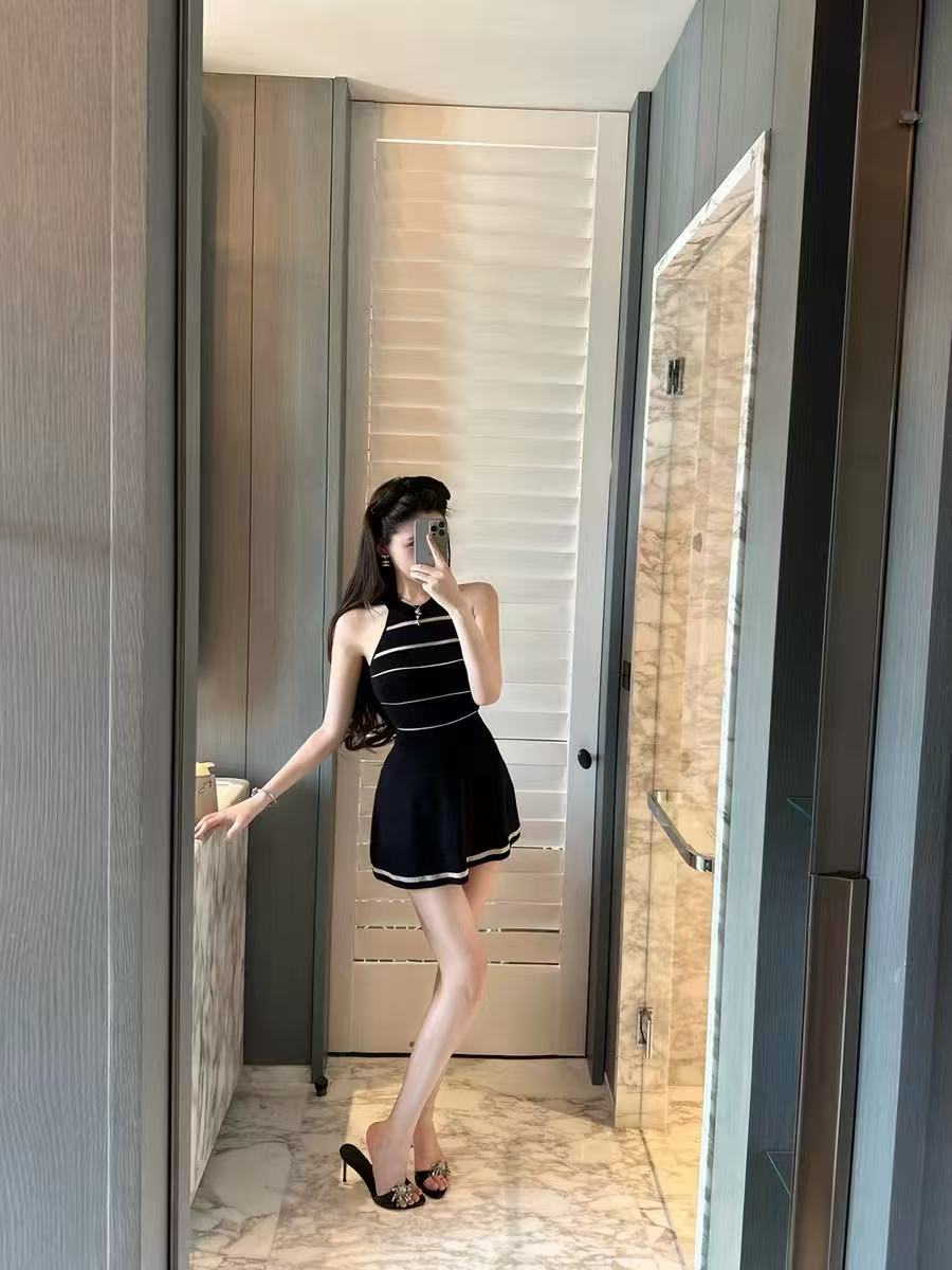 m900 화이트 여성 드레스 여름 2026 새로운 고급 센스 행침 목 명문 여성 품격 몸매 가꾸기 슬림해 보이는 짧은 치마