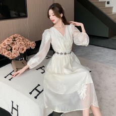 批发新中式国风连衣裙2026年春秋季新款高级感茶歇法式杏色盘扣裙子女