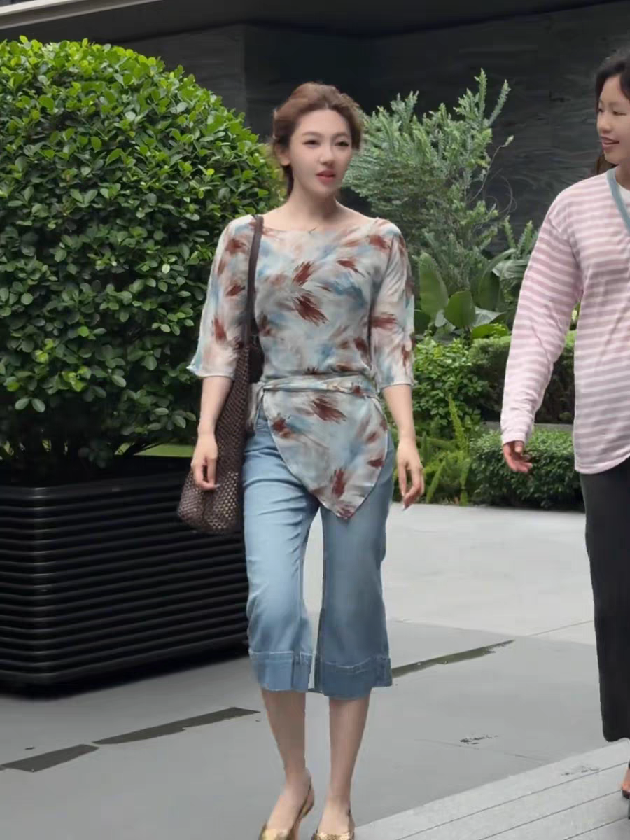 패션 우아함 품격 디자인 센스 레이스업 허리 수축 프린트 작은 셔츠 2026 여름 새로운 얇고 가벼운 다용도 블라우스 맨위