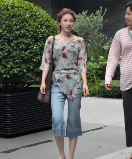 패션 우아함 품격 디자인 센스 레이스업 허리 수축 프린트 작은 셔츠 2026 여름 새로운 얇고 가벼운 다용도 블라우스 맨위