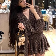 批发韩系复古高级感甜酷棕色<b class='q'>格</b>纹短裙女2025秋新款V领系带气质<b class='q'>连衣裙</b>
