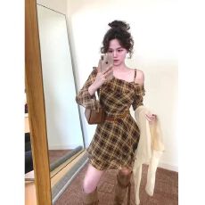 批发法式复古荷叶边<b class='q'>格</b>子<b class='q'>连衣裙</b>女早秋季设计感不规则收腰气质露肩短裙