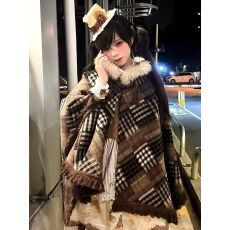 批发秋冬新款高级感宽松设计感无袖披肩棕色毛绒流苏连帽斗篷短外套女