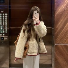 批发曾小咸韩系浅棕色翻领加厚羊羔毛外套女冬季红色新年喜庆宽松保暖