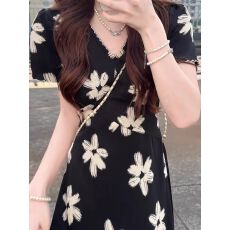 批发大码法式气质御姐风黑色碎花V领连衣<b class='q'>裙</b>夏新款<b class='q'>修身</b>遮肚子长款<b class='q'>裙</b>子