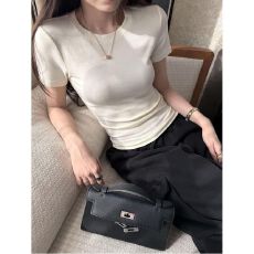 批发正肩通勤短袖t恤女春夏新款圆领简约显瘦百搭短款