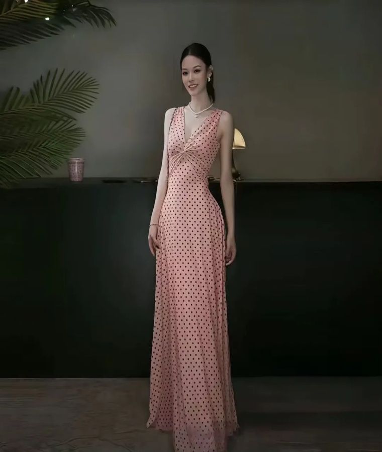insdoit 프랑스식 핑크색 도트 무늬 민소매 드레스 여름 새로운 섹시함 V넥 비틀림 디자인 도루 센스 롱 스커트