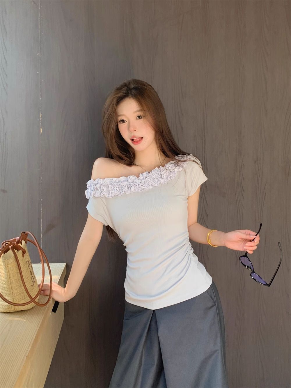 절묘한 소녀 여름 반팔 맨위 2026 새로운 비스듬한 어깨 착용 가져 가라. 슛 쇼네 조각 미니멀리즘 다용도 단색 티셔츠
