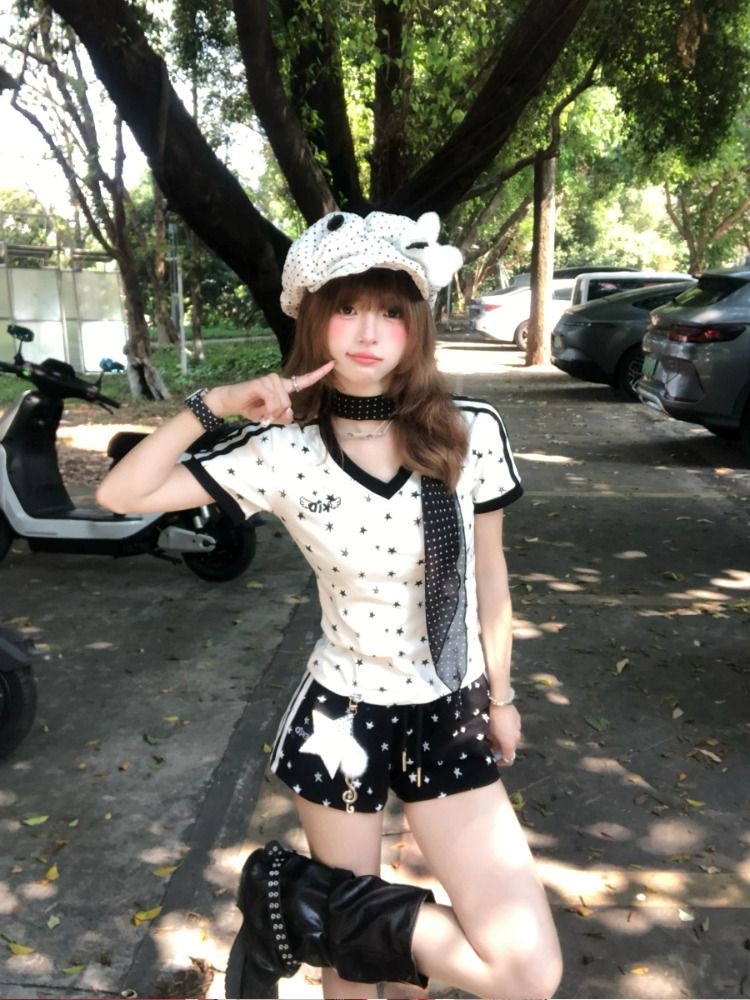 매춘부 여름 ootd 착용 가져 가라. 세트 슬림해 보이는 V넥 별 쇼트 스타일 티셔츠 캐주얼 검정색 반바지 트렌디 투피스 세트