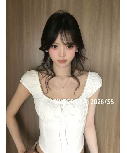 섹시함 핫걸 바람 나비 넥타이 반팔 티셔츠 여성 2026 여름 새로운 몸매 가꾸기 고급 센스 광장 칼라 맨위
