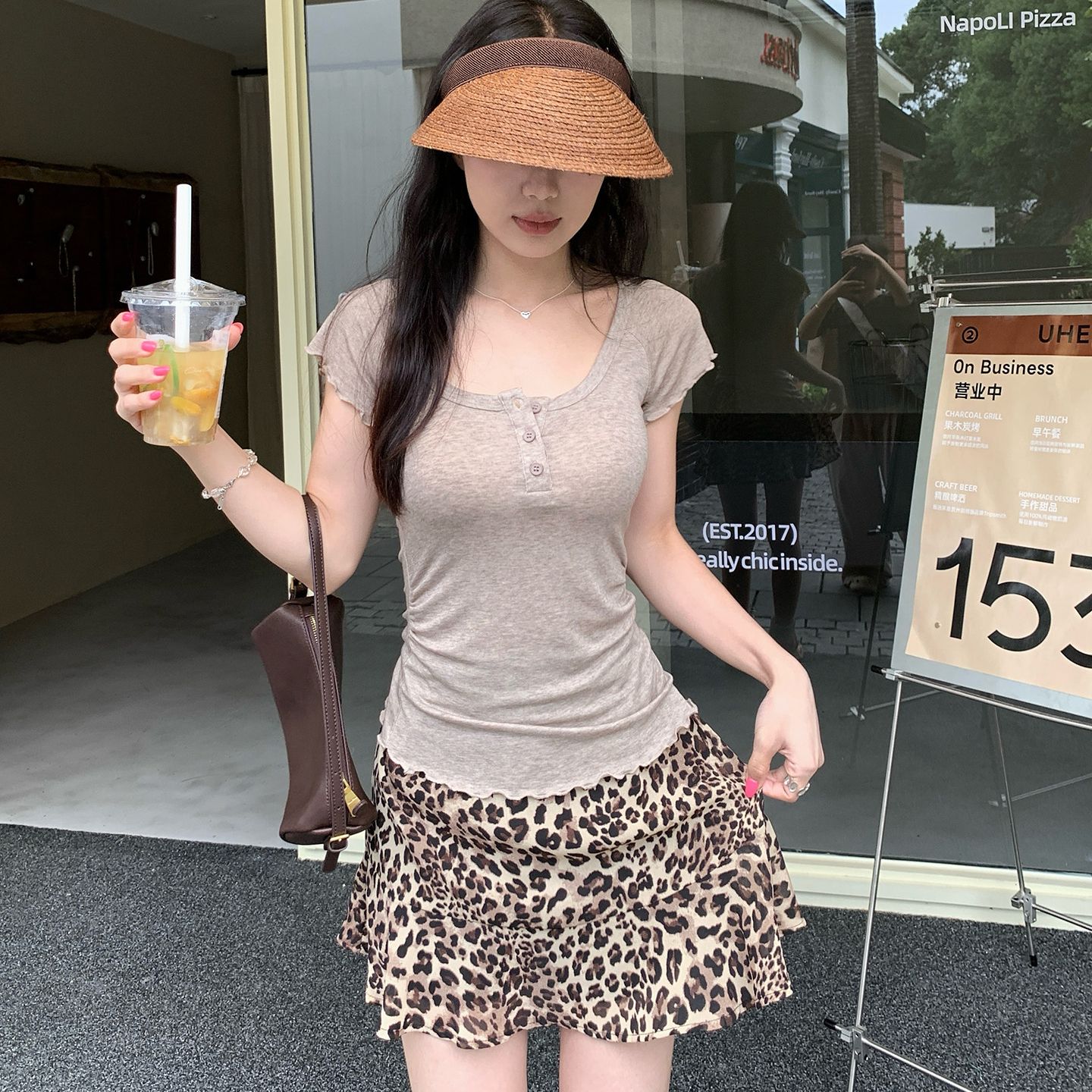여름 새로운 반 개방 칼라 반팔 티셔츠 여성 짧은 핫걸 순수한 욕망 맨위 레오파드 무늬 반신 스커트 투피스 세트