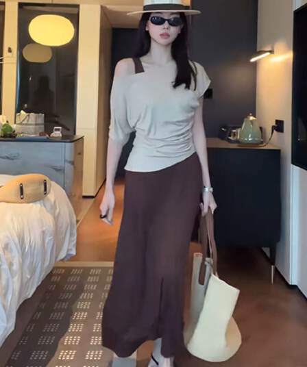 한 부서 연령 감소 패션 세트 여성 디자인 센스 불규칙 비스듬한 어깨 주름 슬림해 보이는 맨위 조끼 스커트 투피스 세트 여름