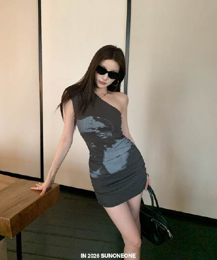 프린트 비스듬한 어깨 허리 수축 몸매 가꾸기 디자인 센스 니트 여성 드레스 여름 타이트 스커트 미니 스커트 치마