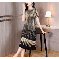 批发2026新款三宅褶皱轻奢气质过膝<b class='q'>长裙</b>圆领短袖印花<b class='q'>连衣</b>裙