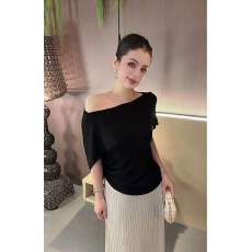 设计感一字领斗篷拼接短袖针织上衣