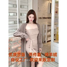 批发2026新款法式一字肩针织抹胸连衣裙女简洁中长款毛衣开衫两件套装